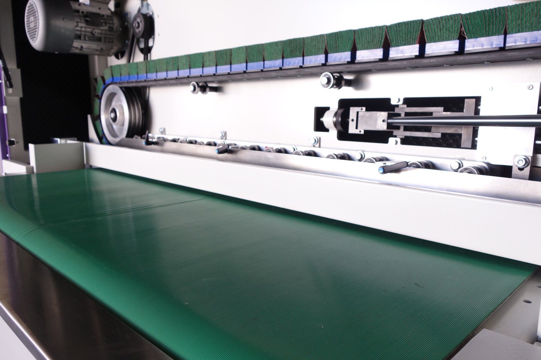 Polishing wide stainless sheets | NS Maquinas DM1600 ZC